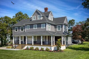 29 S Clinton Ave in Bay Shore, NY - Building Photo