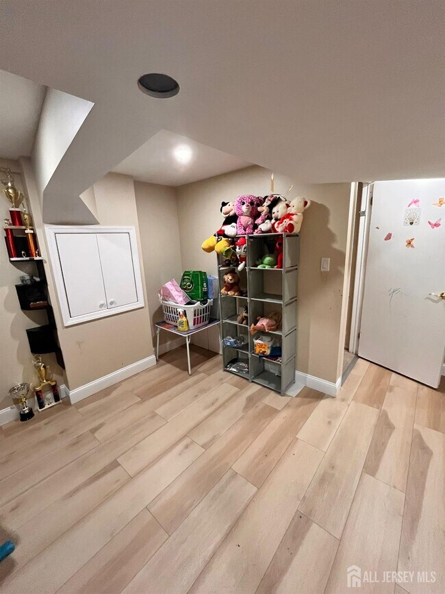 15 Westgate Dr in Edison, NJ - Building Photo - Building Photo