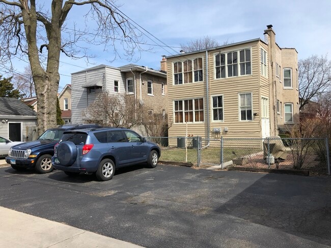 619 Ferdinand Avenue, Unit #1 (1st Floor) in Forest Park, IL - Foto de edificio - Building Photo