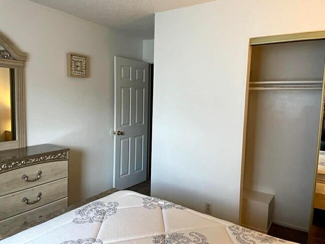 8935 El Mirador Dr, Unit 2 in Elk Grove, CA - Foto de edificio - Building Photo