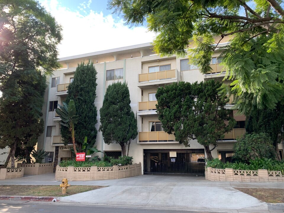 1411 N Poinsettia Place in Los Angeles, CA - Foto de edificio