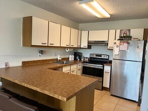 8005 Lake Dr in Doral, FL - Building Photo - Building Photo