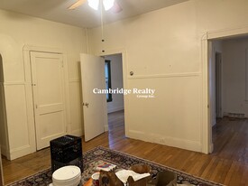 38 Hanson St, Unit 1R in Somerville, MA - Building Photo - Building Photo