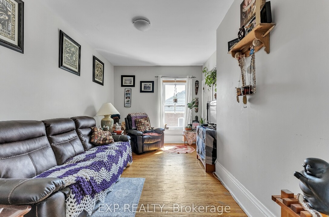 44 Catharine St in Belleville, ON - Building Photo