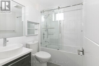11 Walmer Rd in Toronto, ON - Building Photo - Building Photo