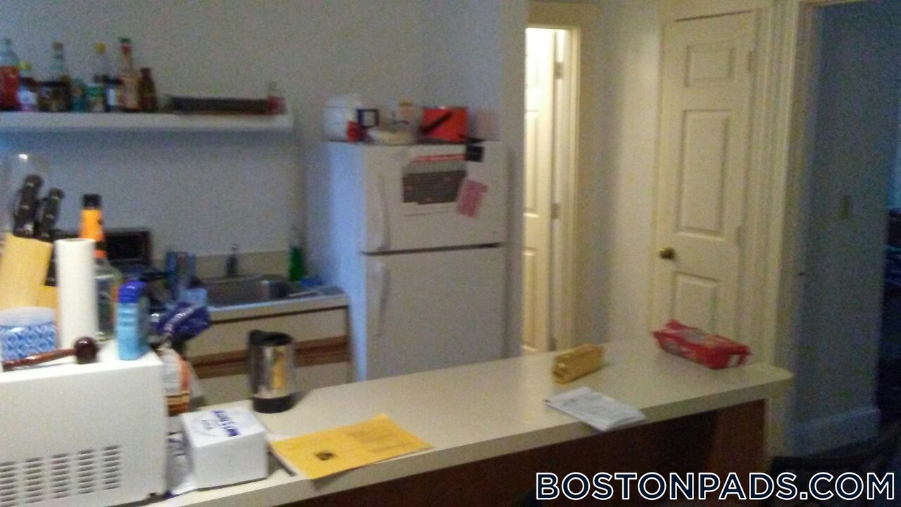 833 Beacon St in Boston, MA - Building Photo