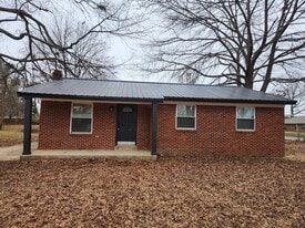 512 Cruz Dr in Baldwyn, MS - Building Photo
