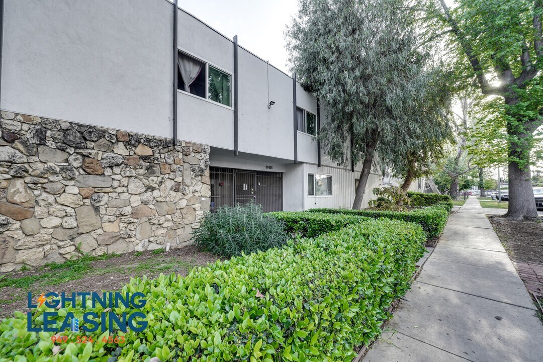 20434 Cohasset St in Los Angeles, CA - Building Photo