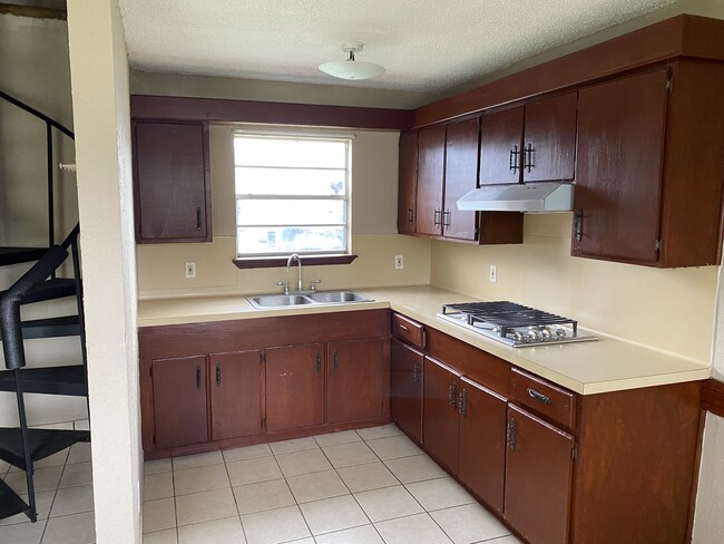 985 N Iowa Ave in Brownsville, TX - Building Photo - Building Photo