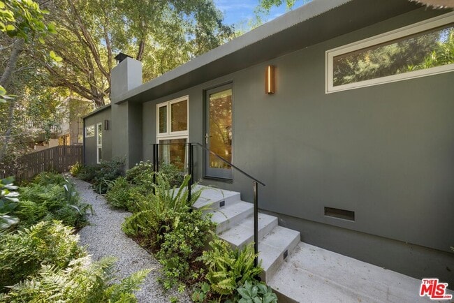 8811 Wonderland Ave in Los Angeles, CA - Building Photo - Building Photo