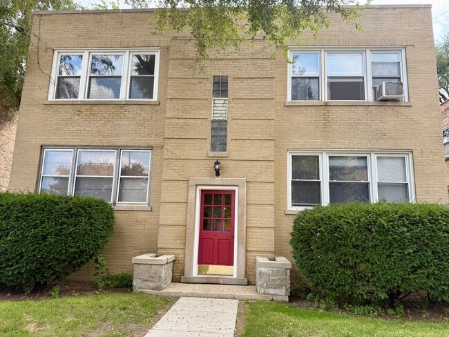property at 1633 W Glenlake Ave
