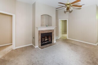 6999 Parkbrook Ln in Cordova, TN - Foto de edificio - Building Photo