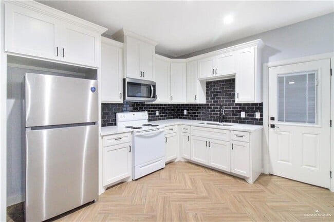 8 Aurora Ln in Edinburg, TX - Building Photo - Building Photo