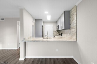 690 NJ-23 in Wayne, NJ - Foto de edificio - Building Photo