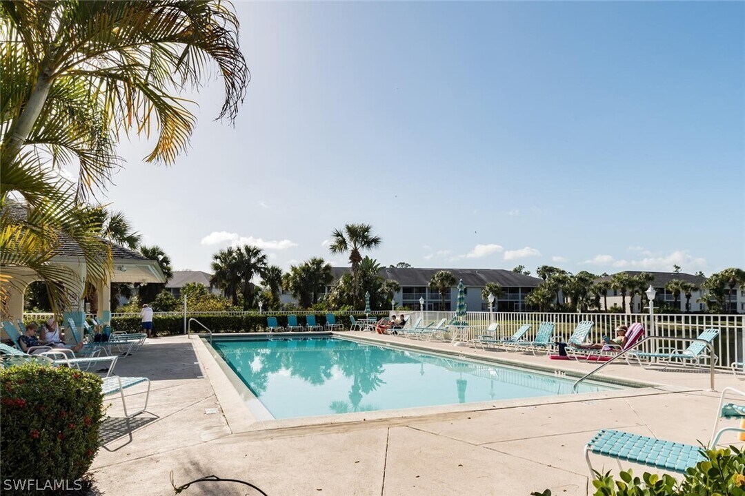 515 Gabriel Cir in Naples, FL - Building Photo