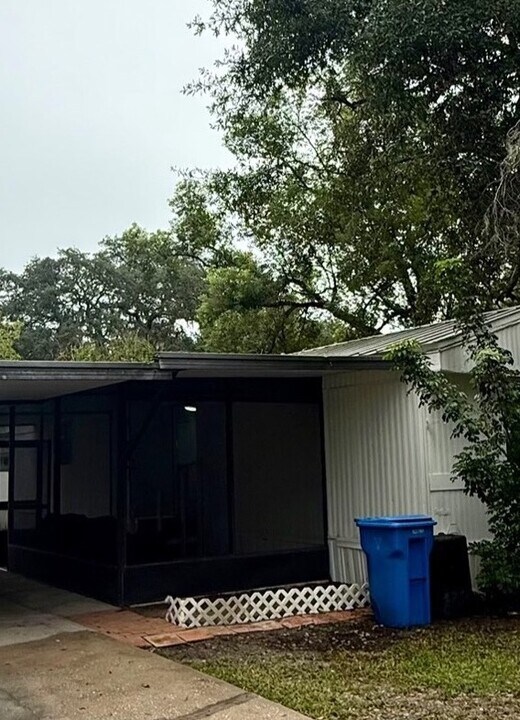516 De Resine Carre St in Seffner, FL - Building Photo
