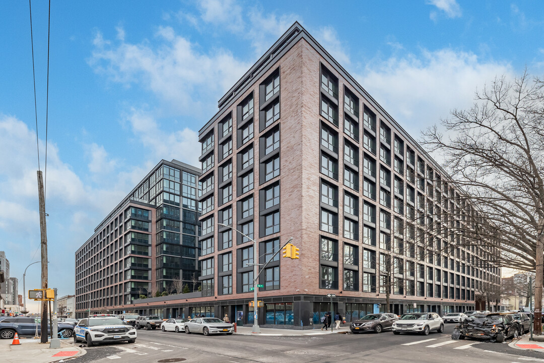 Ruby Square in Jamaica, NY - Foto de edificio