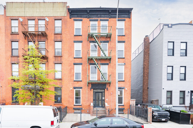 221 Thomas S Boyland St in Brooklyn, NY - Foto de edificio - Building Photo