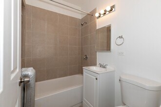 8001-8003 S Muskegon Ave Chicago, IL 60617 in Chicago, IL - Building Photo - Building Photo