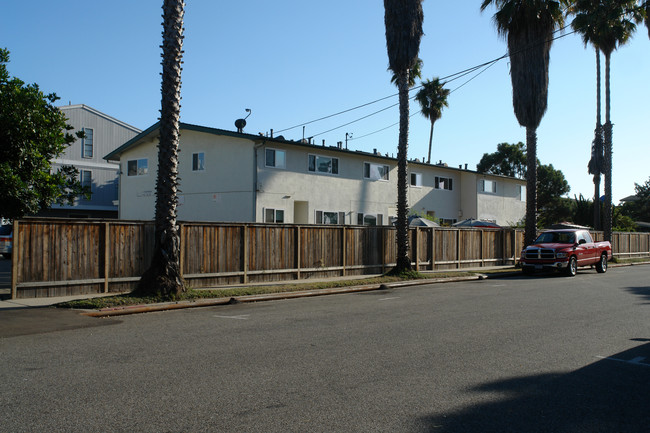 The Beachcomber Apartments in Carpinteria, CA - Foto de edificio - Building Photo