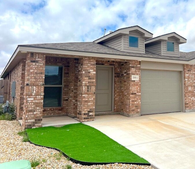 2009 Bryan Ave in Wolfforth, TX - Foto de edificio