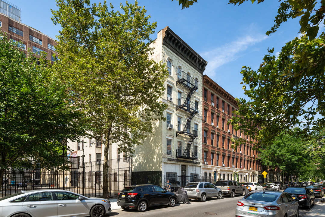 320 W 17th St in New York, NY - Building Photo