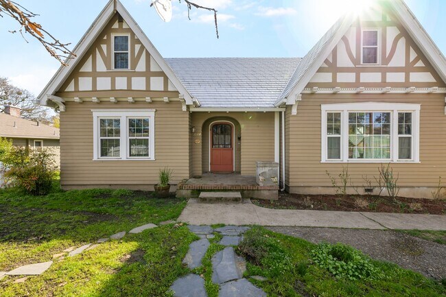 2004 Hillcrest Rd in Medford, OR - Foto de edificio - Building Photo