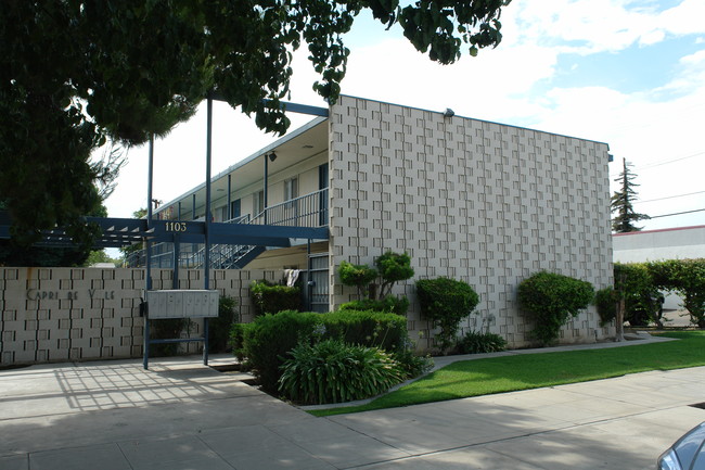 Capri De Ville in Bakersfield, CA - Foto de edificio - Building Photo