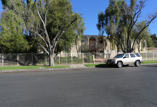 14227 Gilmore St in Van Nuys, CA - Building Photo - Building Photo