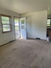 324 N Ellen St, Unit 324 in Cedar Falls, IA - Foto de edificio - Building Photo