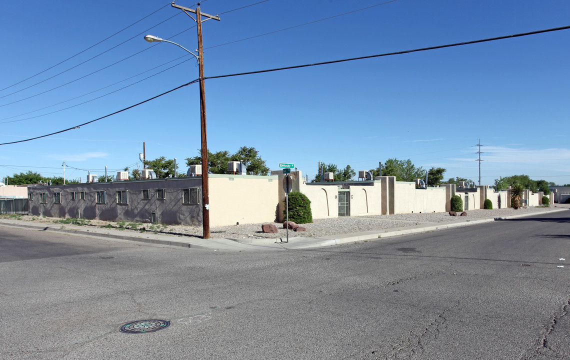 Kentucky Manor in Albuquerque, NM - Building Photo