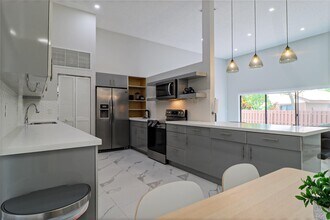 605 Leslie Dr in Hallandale Beach, FL - Building Photo - Building Photo