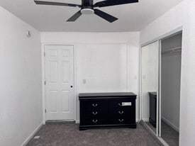 2445 Town Cir in Sacramento, CA - Building Photo