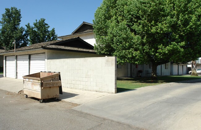 3721 S Half Moon Dr in Bakersfield, CA - Foto de edificio - Building Photo