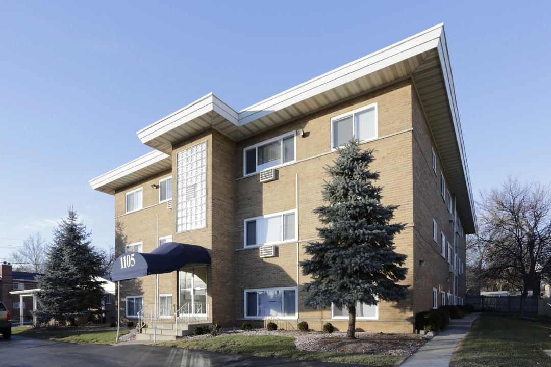 College Station Apartments in Wheaton, IL - Foto de edificio