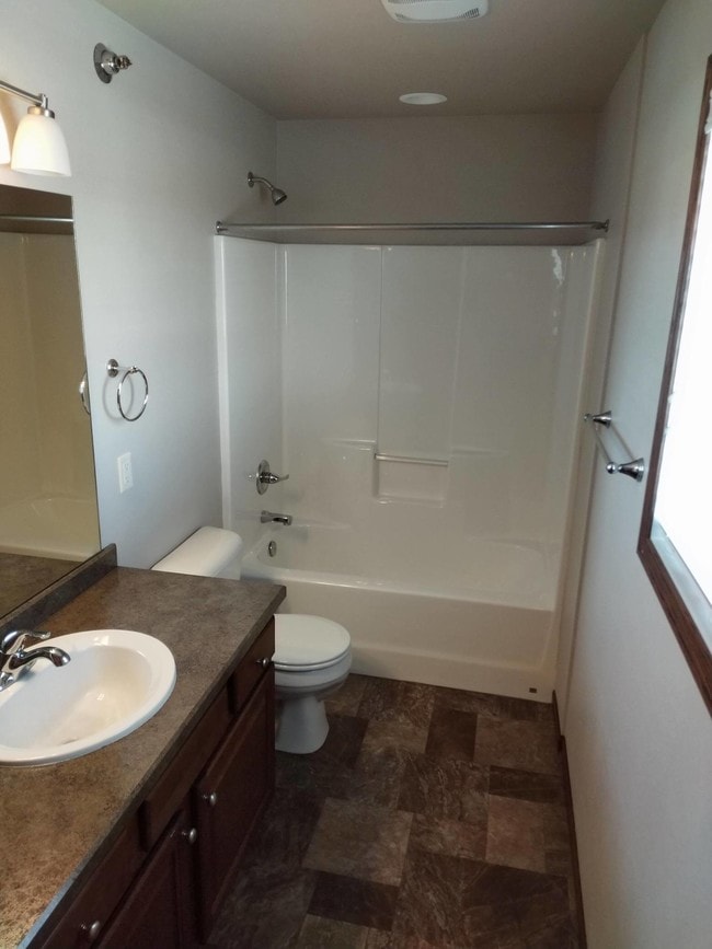 1511 Sharloh LP in Bismarck, ND - Building Photo - Building Photo