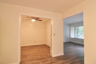 241 Chester Way in Oxnard, CA - Building Photo - Building Photo