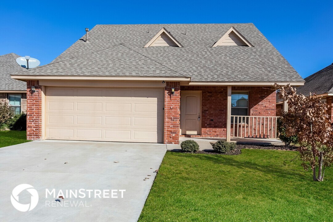 7412 Comrade Ln in Yukon, OK - Foto de edificio