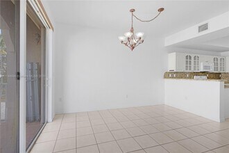 8858 W Flagler St in Miami, FL - Building Photo - Building Photo