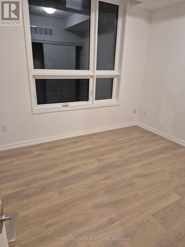 16 Lytham Grn Cir in Newmarket, ON - Building Photo - Building Photo