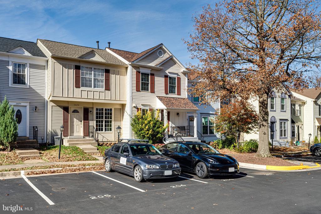 14690 Basingstoke Loop in Centreville, VA - Building Photo