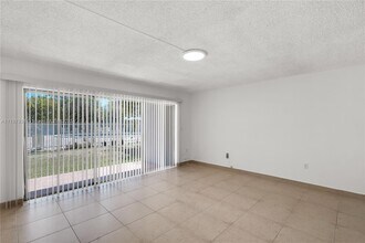9375 Fontainebleau Blvd, Unit L115 in Miami, FL - Building Photo - Building Photo