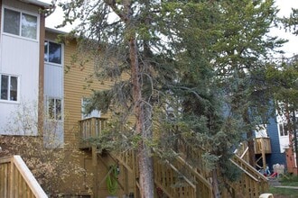 Greenstone Place in Yellowknife, NT - Building Photo - Building Photo