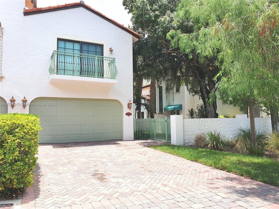 4425 Hidden Harbour Terrace in Fort Lauderdale, FL - Building Photo