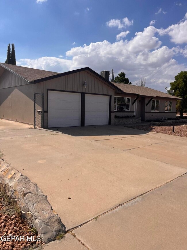 2325 Ken Venturi Ln in El Paso, TX - Building Photo - Building Photo