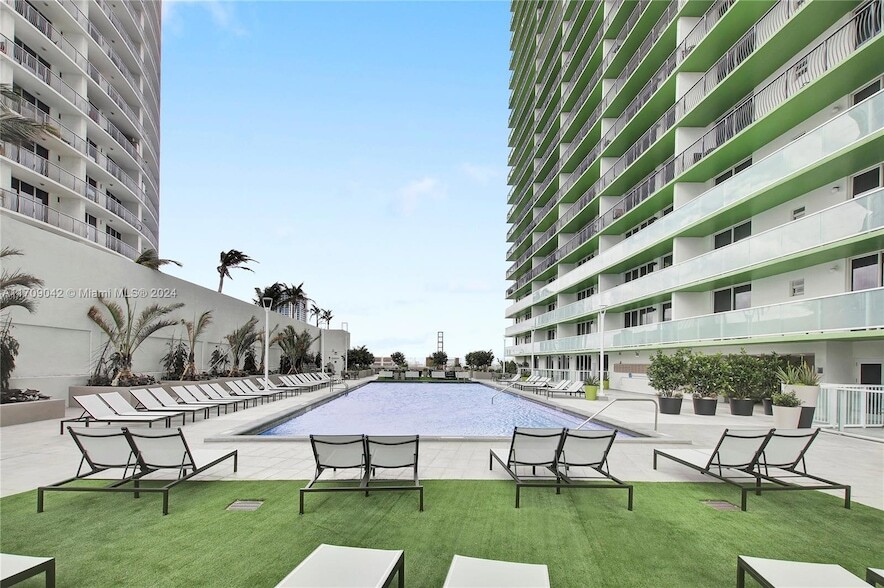 1756 N Bayshore Dr, Unit 17O in Miami, FL - Foto de edificio