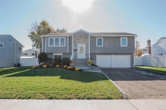 4 Splitrail Pl in Commack, NY - Building Photo - Building Photo