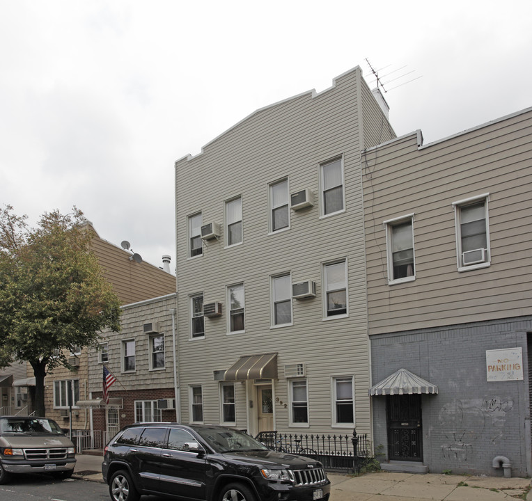 352 Leonard St in Brooklyn, NY - Building Photo