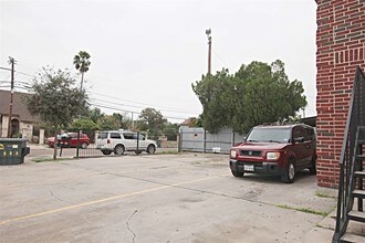103 Mims Ave-Unit -1 in Laredo, TX - Building Photo - Building Photo
