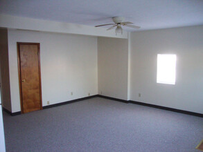 441 White Ln, Unit D in Mercer, PA - Building Photo - Building Photo